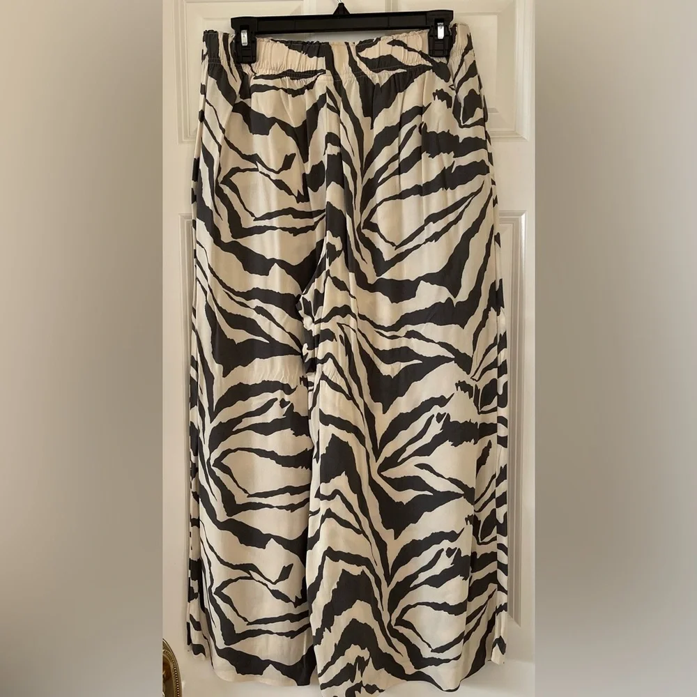 H&M - Zebra Print Pants Medium - EUC! - Picture 2 of 2